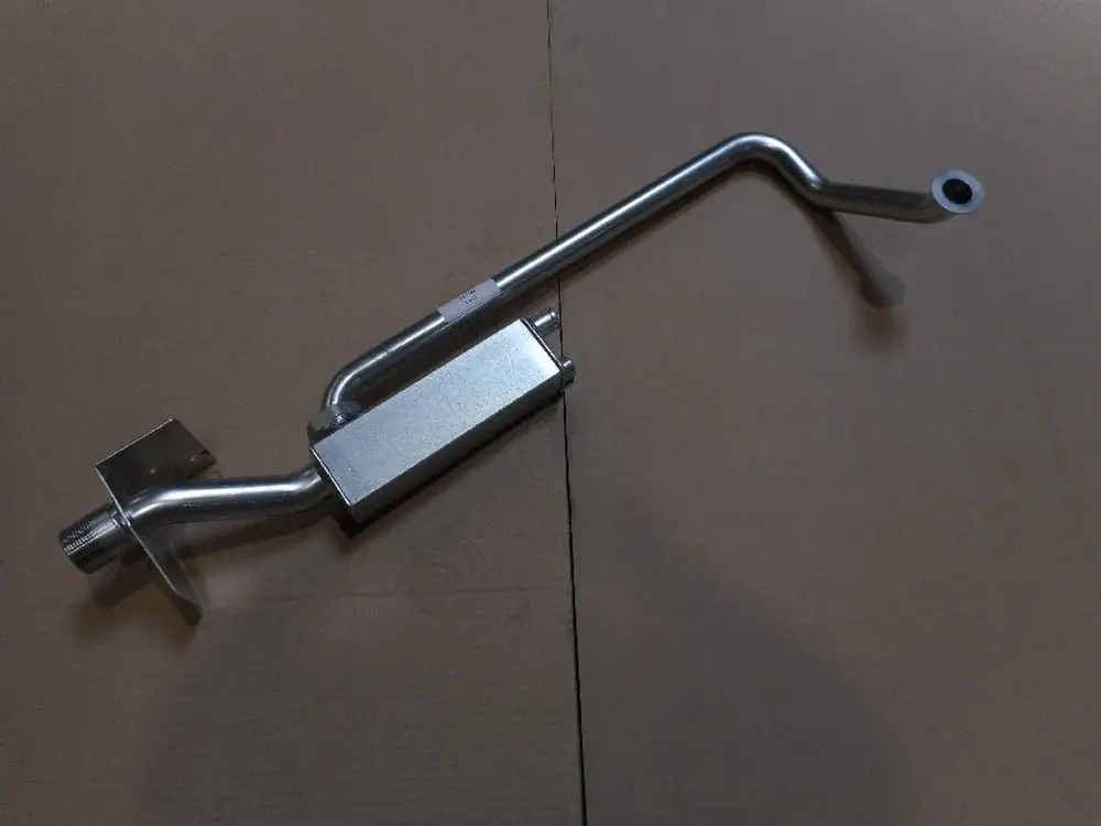 Vorlaufrohr aus Metall, mit gewinkeltem Ende und einem Verbindungspunkt. Das Produkt ist geeignet für Heizsysteme der Marke Remeha.